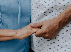 Symptome, Pflege und Isolation: Ein Paar und die Alzheimer-Krankheit