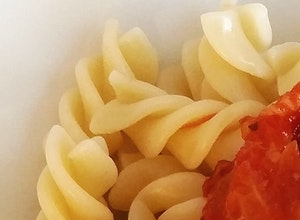 Spirelli aus roten Linsen mit Gemüsesoße (für Diabetiker geeignet)